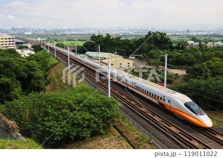 市街地を背景にカーブを曲がり走る台湾新幹線(台灣高鐵) 119011022