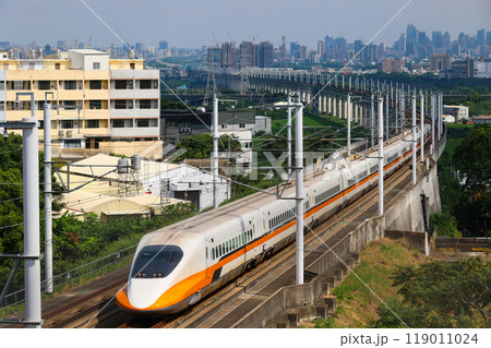 市街地を背景にカーブを曲がり走る台湾新幹線(台灣高鐵) 119011024
