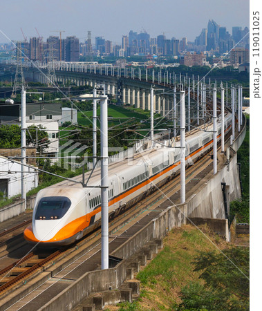市街地を背景にカーブを曲がり走る台湾新幹線(台灣高鐵) 119011025