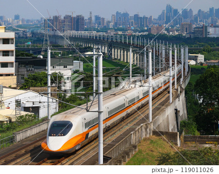 市街地を背景にカーブを曲がり走る台湾新幹線(台灣高鐵) 119011026