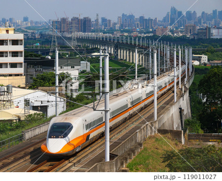 市街地を背景にカーブを曲がり走る台湾新幹線(台灣高鐵) 119011027
