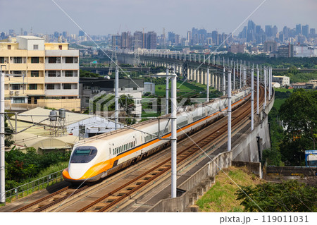 市街地を背景にカーブを曲がり走る台湾新幹線(台灣高鐵) 119011031
