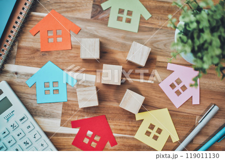 5つの木製ブロックと住宅ビジネスイメージ 119011130