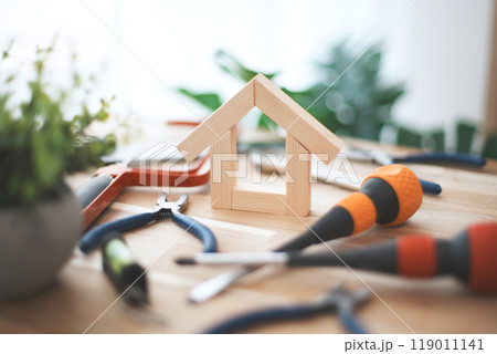 木製のミニチュア住宅と工具 diyイメージ 119011141