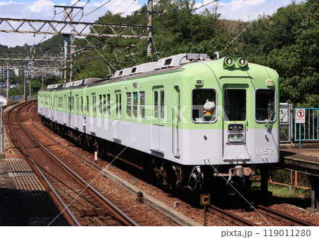 神戸電鉄　丸山駅に到着する1100系電車 119011280