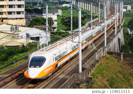 市街地を背景にカーブを曲がり走る台湾新幹線 市街地を背景にカーブを曲がり走る台湾新幹線 119011313