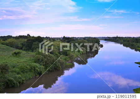 夕暮れ時の入間川　武蔵野線と遠くにビル群　奥にスカイツリー　上江橋からの眺め　　 119011595