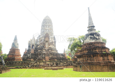 Wat Ratchaburana is the largest and oldest temple. Has a reputation and is very famous for being attacked by a number of criminal groups.Illegally dug a crypt inside the main Pagoda. Wat Ratchaburana is the largest and oldest temple. Has a reputation and is very famous for being attacked by a number of criminal groups.Illegally dug a crypt inside the main Pagoda. 119011626