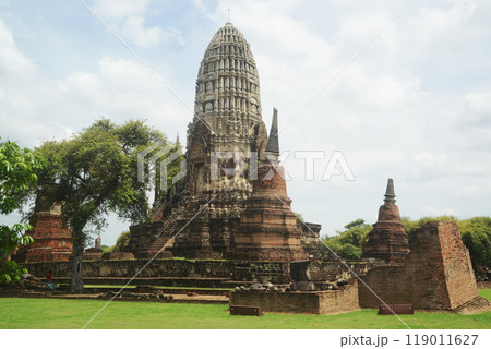 Wat Ratchaburana is the largest and oldest temple. Has a reputation and is very famous for being attacked by a number of criminal groups.Illegally dug a crypt inside the main Pagoda. 119011627