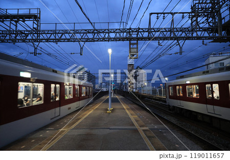 夕暮れの近鉄今里駅ホーム 119011657
