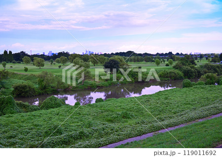 夕暮れ時の入間川　遠くにさいたま新都心　上江橋からの眺め　　 119011692