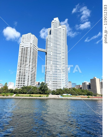 青空に映えるツインタワー 119012383