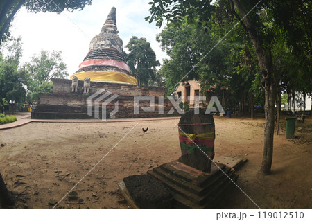 The main chedi of Wat Mae Nang Pluem. It is a large Lanka-shaped pagoda set on a square Thaksin base.On Thaksin's base, there are 36 stucco lions surrounding him. Located at Phra Nakhon Si Ayutthaya. The main chedi of Wat Mae Nang Pluem. It is a large Lanka-shaped pagoda set on a square Thaksin base.On Thaksin's base, there are 36 stucco lions surrounding him. Located at Phra Nakhon Si Ayutthaya. 119012510