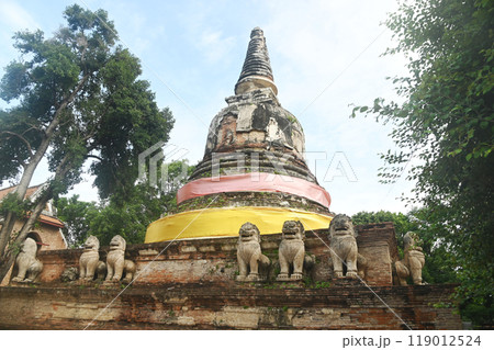 The main chedi of Wat Mae Nang Pluem. It is a large Lanka-shaped pagoda set on a square Thaksin base.On Thaksin's base, there are 36 stucco lions surrounding him. Located at Phra Nakhon Si Ayutthaya. The main chedi of Wat Mae Nang Pluem. It is a large Lanka-shaped pagoda set on a square Thaksin base.On Thaksin's base, there are 36 stucco lions surrounding him. Located at Phra Nakhon Si Ayutthaya. 119012524