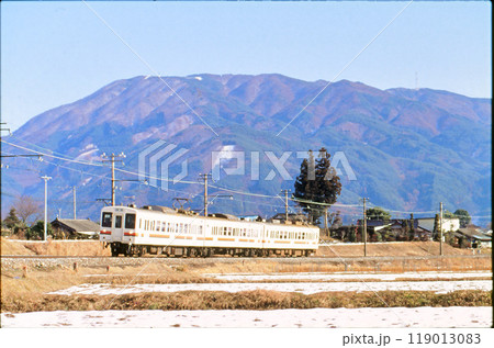 飯田線を走る普通列車 119013083