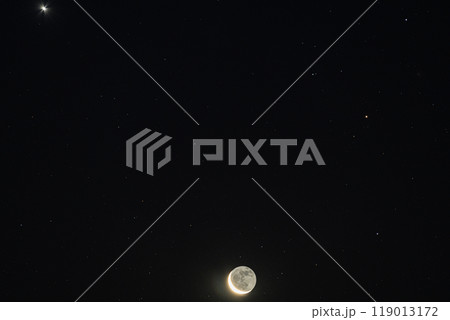 冬の星空昇る逆三日月と金星・アンタレス 119013172