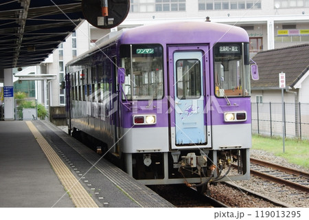 北条鉄道 到着するフラワ2000形(北条町駅) 北条鉄道 到着するフラワ2000形(北条町駅) 119013295
