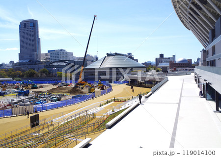 サッカースタジアムに隣接する広場の工事中の景色 サッカースタジアムに隣接する広場の工事中の景色 119014100