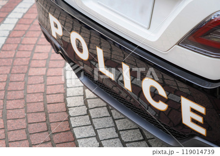パトカーのリアバンパーに書かれたPOLICEの文字 パトカーのリアバンパーに書かれたPOLICEの文字 119014739
