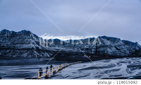 アイスランドのアイスケーブと氷山 アイスランドのアイスケーブと氷山 119015092
