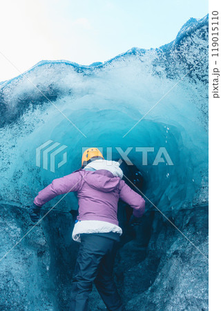 アイスランドのアイスケーブと氷山 119015110