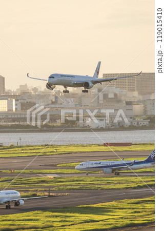 東京羽田空港に着陸する旅客機 東京羽田空港に着陸する旅客機 119015410