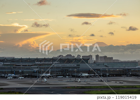 東京羽田空港の夕景 東京羽田空港の夕景 119015419