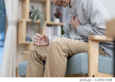 体調不良のミドル男性 胸痛 ボディパーツ 体調不良のミドル男性 胸痛 ボディパーツ 119015589