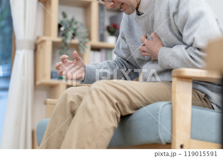 体調不良のミドル男性　胸痛 ボディパーツ　 119015591