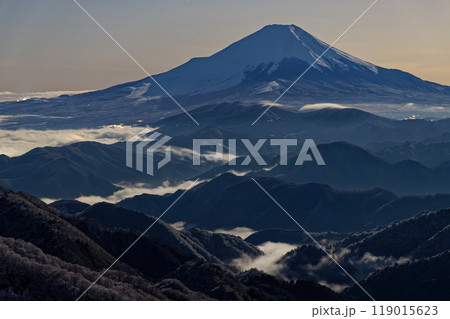 丹沢・塔ノ岳から見る月明りの富士山 119015623