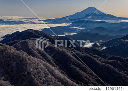 丹沢・塔ノ岳から見る月明りの富士山と鍋割山稜 丹沢・塔ノ岳から見る月明りの富士山と鍋割山稜 119015624