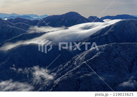 丹沢・塔ノ岳から見る月明りの檜洞丸と滝雲 丹沢・塔ノ岳から見る月明りの檜洞丸と滝雲 119015625
