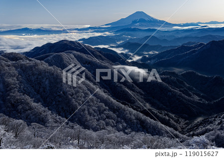 丹沢・塔ノ岳から見る月明りの富士山と鍋割山稜 丹沢・塔ノ岳から見る月明りの富士山と鍋割山稜 119015627