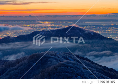 丹沢・塔ノ岳から見る夜明けの大山と東京湾・関東平野の街明かり 丹沢・塔ノ岳から見る夜明けの大山と東京湾・関東平野の街明かり 119016105