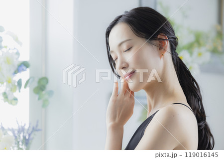 窓辺の黒いキャミソールワンピの女性 窓辺の黒いキャミソールワンピの女性 119016145