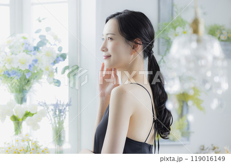 窓辺の黒いキャミソールワンピの女性 窓辺の黒いキャミソールワンピの女性 119016149