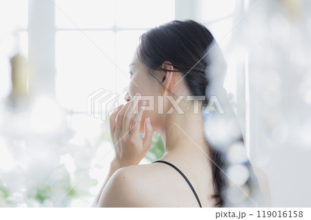 窓辺の黒いキャミソールワンピの女性　 119016158