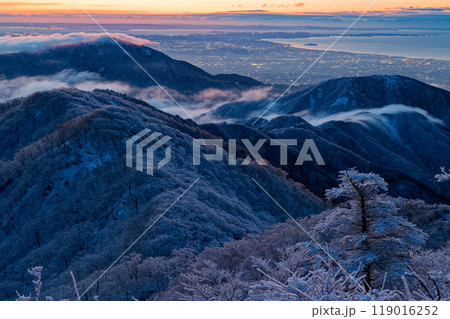 夜明けの丹沢・塔ノ岳から見る滝雲流れる表尾根と湘南の町並み 119016252