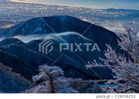 夜明けの丹沢・塔ノ岳から見る滝雲流れる表尾根と湘南の街明かり 夜明けの丹沢・塔ノ岳から見る滝雲流れる表尾根と湘南の街明かり 119016253