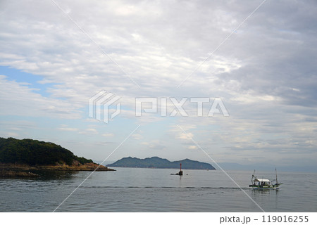 鞆の浦皇后島の岬と釣り船 鞆の浦皇后島の岬と釣り船 119016255