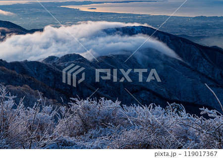 夜明けの丹沢・塔ノ岳から見る滝雲流れる表尾根・湘南の海 119017367