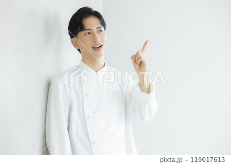 コックコートを着た若い男性 119017613