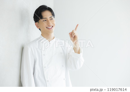 コックコートを着た若い男性 119017614