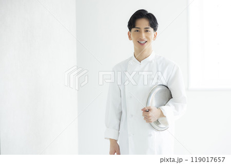 コックコートを着た若い男性　 119017657