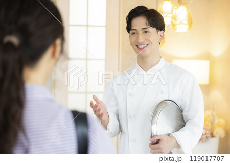 コックコートを着た若い男性 コックコートを着た若い男性 119017707