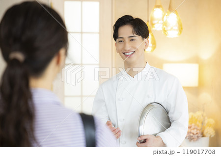 コックコートを着た若い男性　　 119017708