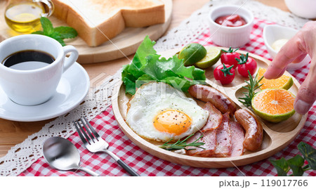 朝食イメージ （ 食パン サラダ　目玉焼き　ウインナー　ベーコン　コーヒー ） 119017766
