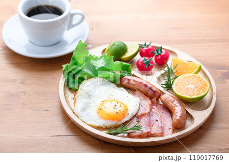朝食イメージ （ 食パン サラダ　目玉焼き　ウインナー　ベーコン　コーヒー ） 119017769
