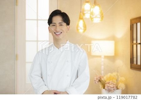 コックコートを着た若い男性　　　 119017782