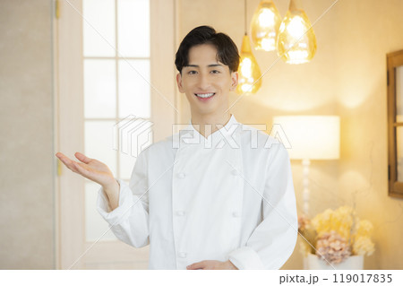 コックコートを着た若い男性　　　　 119017835